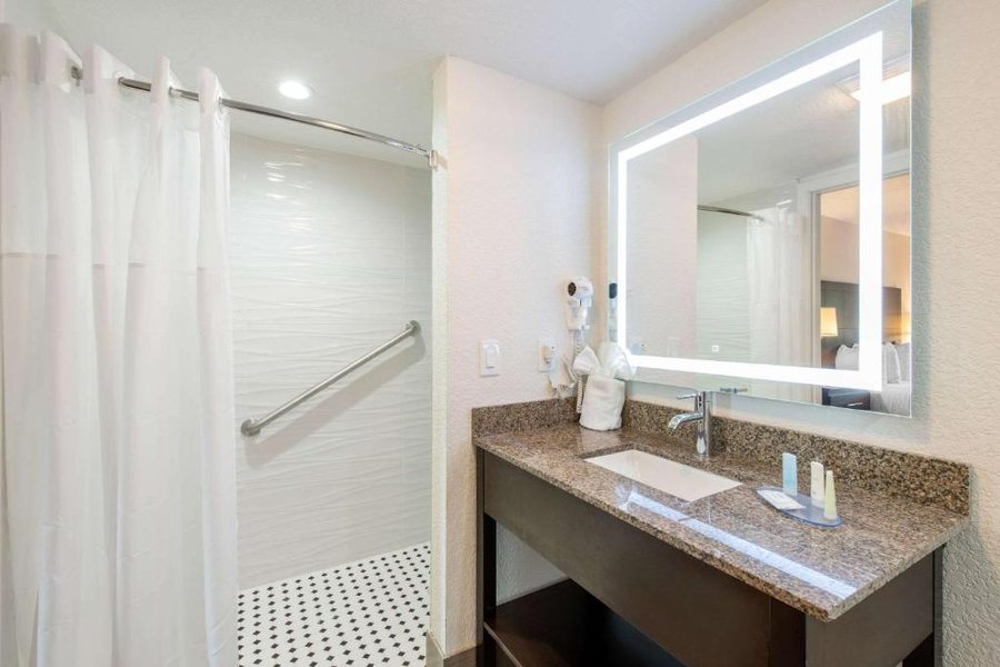 Clarion Inn — Bathroom