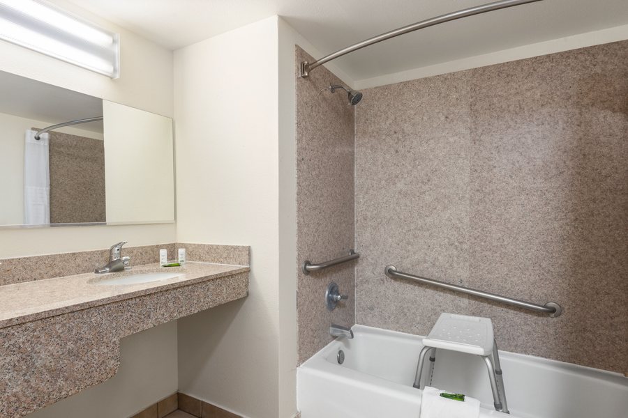 Clarion Inn Kingman I 40 Route 66 — Bathroom