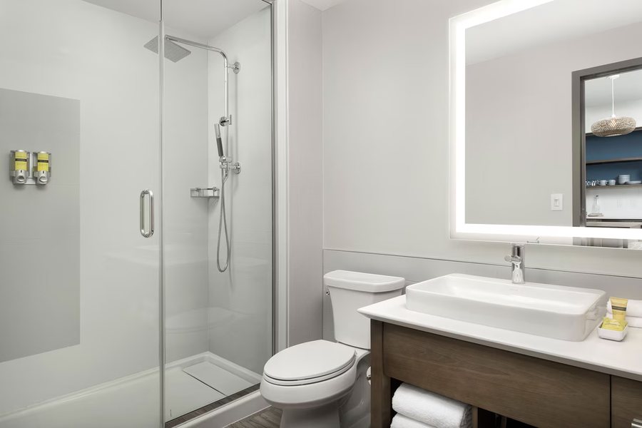 Clarion Inn Renton Seattle — Bathroom