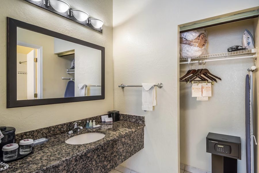 Clarion Inn Suites — Bathroom