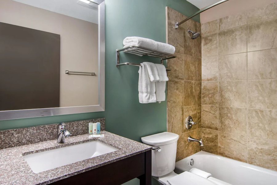 Clarion Inn Suites — Bathroom