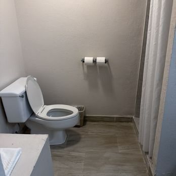 Clarion Inn Suites Miami International Airport — Bathroom