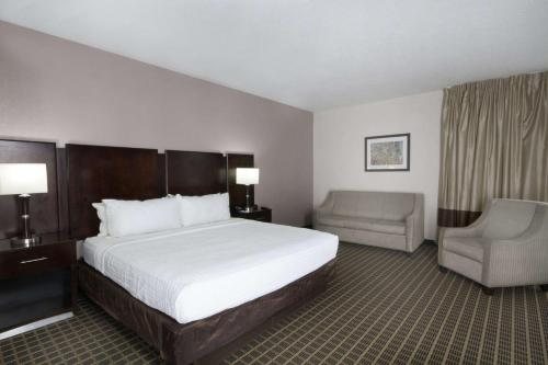 Clarion Inn Suites Miami International Airport — Guest room