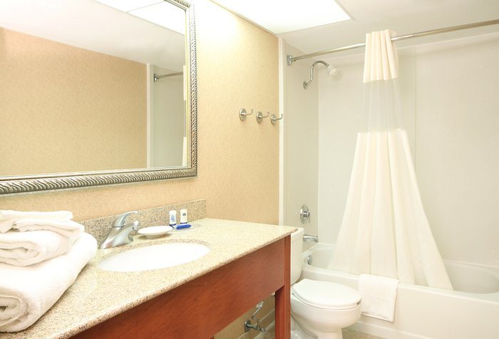 Clarion Inn Suites Tulsa Central I 44 — Bathroom