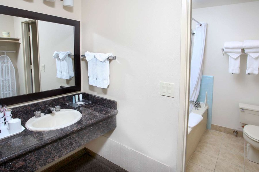 Clarion Inn Surfrider Resort — Bathroom