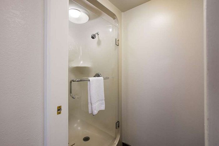 Clarion Inn Willow River — Bathroom
