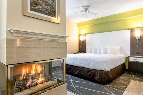 Clarion Inn Willow River — Guest room