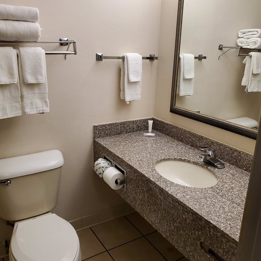 Clarion Pointe Beckley — Bathroom