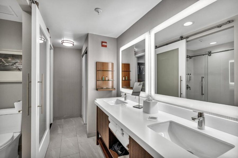 Clarion Pointe By Choice Hotels Racine Mount Pleasant — Bathroom