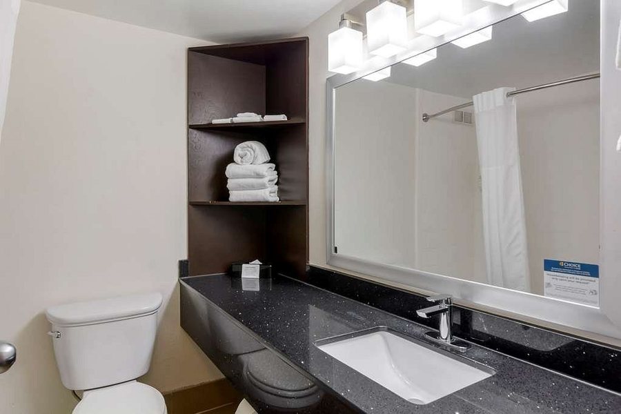 Clarion Pointe Charleston West Ashley — Bathroom