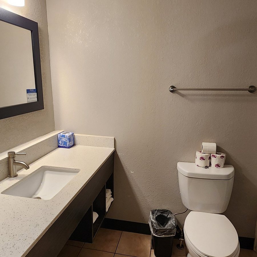 Clarion Pointe Downtown Gatlinburg — Bathroom