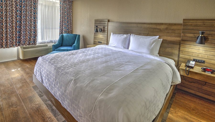 Clarion Pointe Downtown Gatlinburg — Guest room