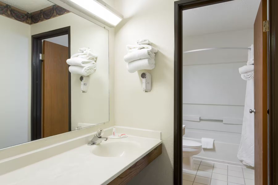 Clarion Pointe Greensboro Coliseum Area — Bathroom