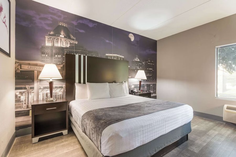 Clarion Pointe Greensboro Coliseum Area — Guest room