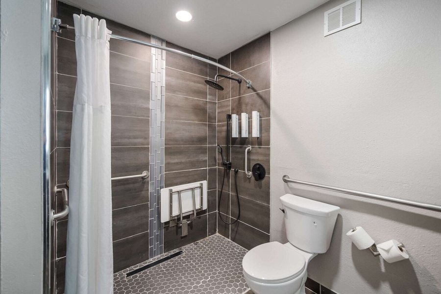 Clarion Pointe Harrodsburg Danville — Bathroom