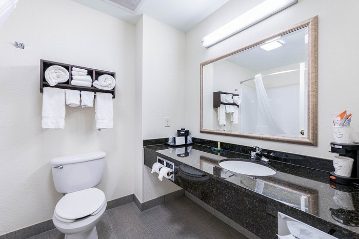 Clarion Pointe Huntsville Research Park — Bathroom