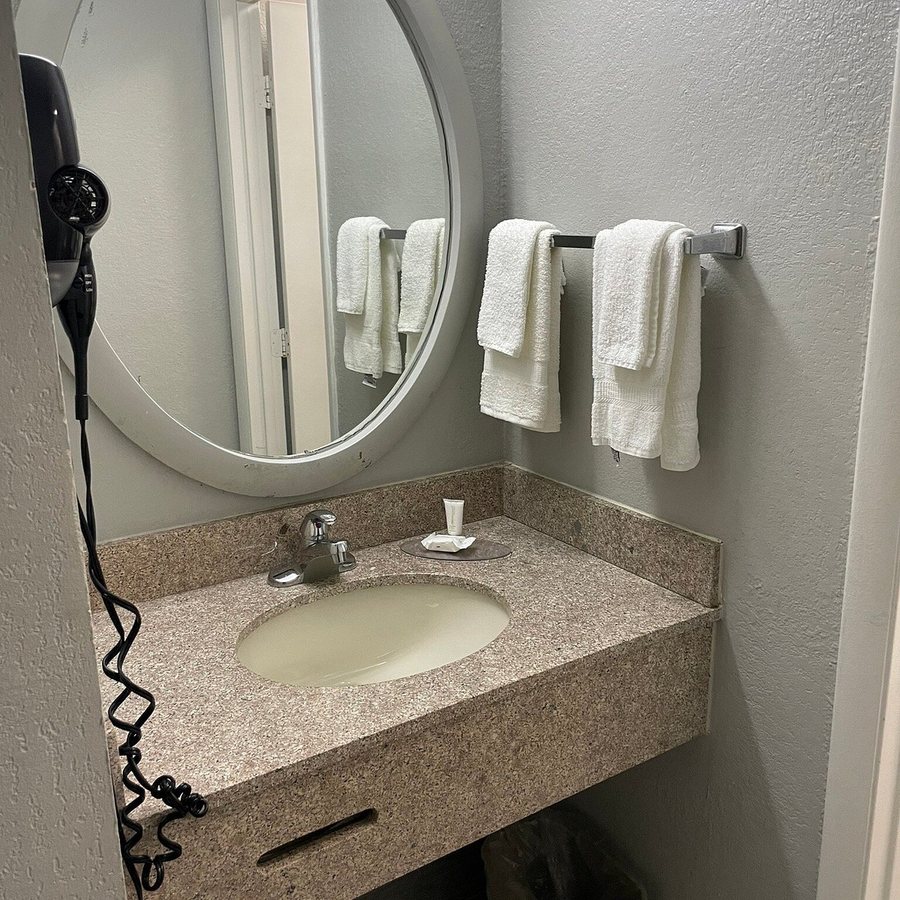 Clarion Pointe Indianapolis Northeast — Bathroom