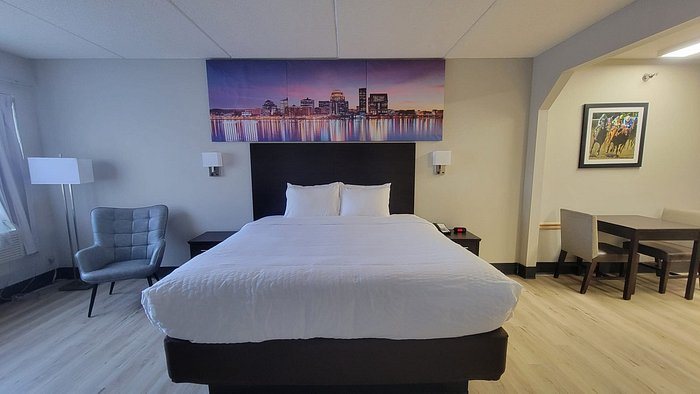 Clarion Pointe Louisville East — Guest room