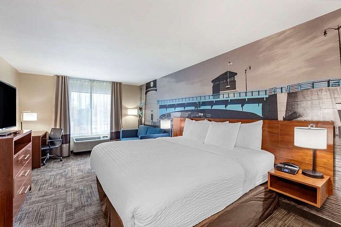 Clarion Pointe — Guest room