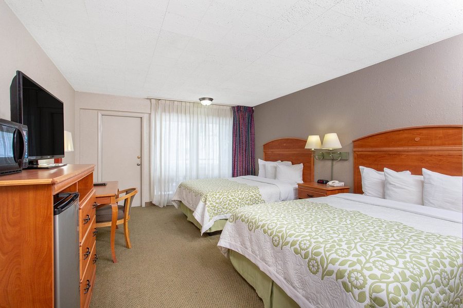 Clarion Pointe Rhinelander Downtown — Guest room