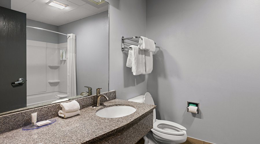 Clarion Pointe — Bathroom