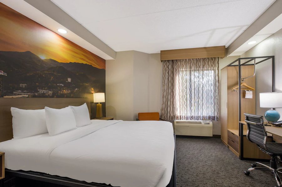 Clarion Pointe — Guest room