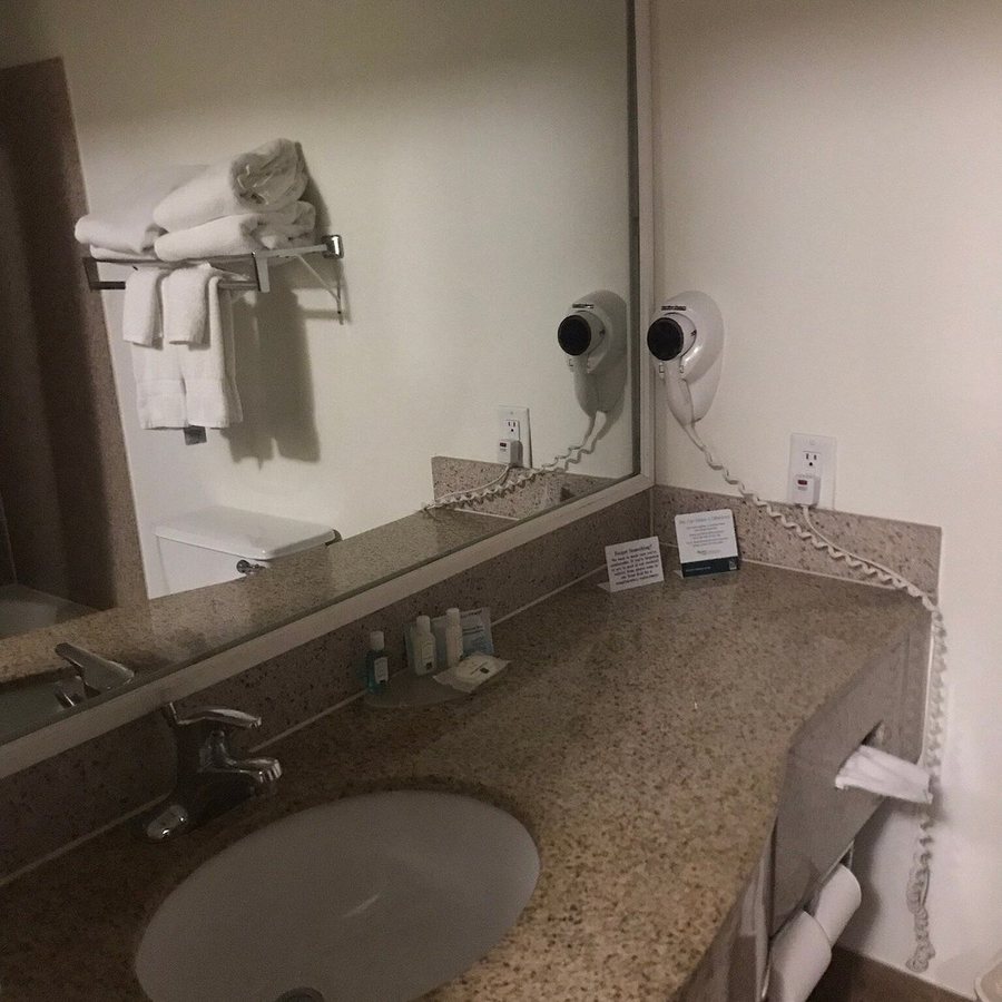 Clarion Pointe Sioux Falls Airport — Bathroom