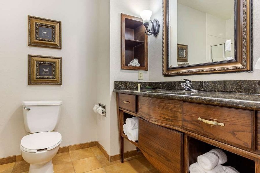 Clarion Pointe Sulphur Springs — Bathroom