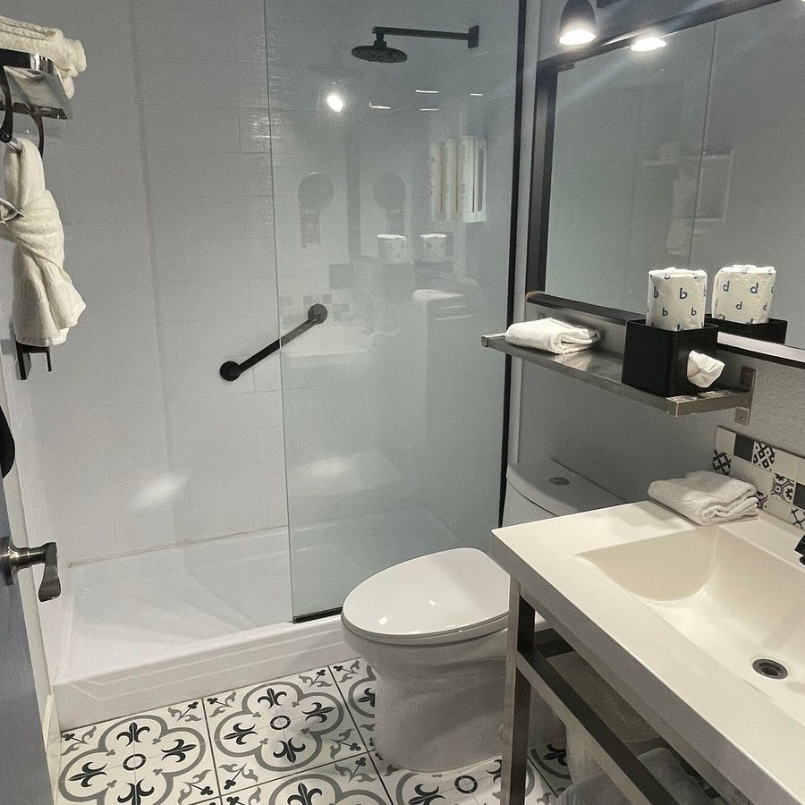 Clarion Pointe Tallahassee State Capitol — Bathroom