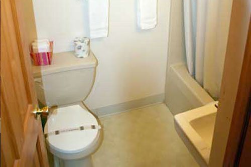 Clarks Beach Motel — Bathroom