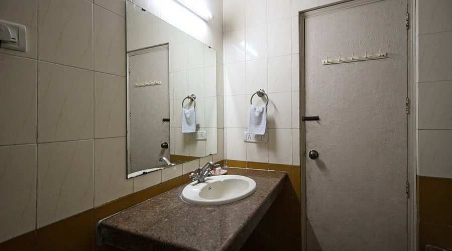 Clarks Inn Basti — Bathroom