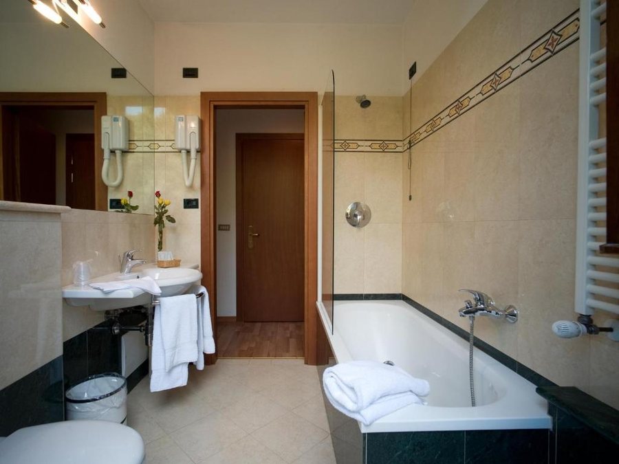 Classic Hotel — Bathroom