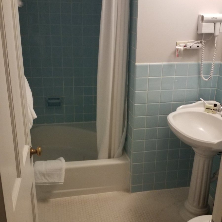 Clay Brook Hotel — Bathroom