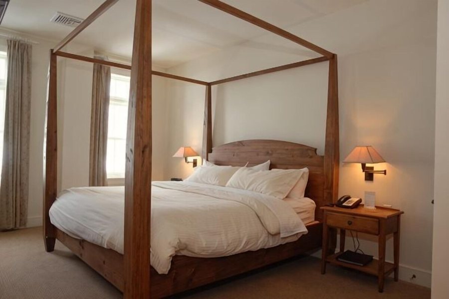 Clay Brook Hotel — Guest room