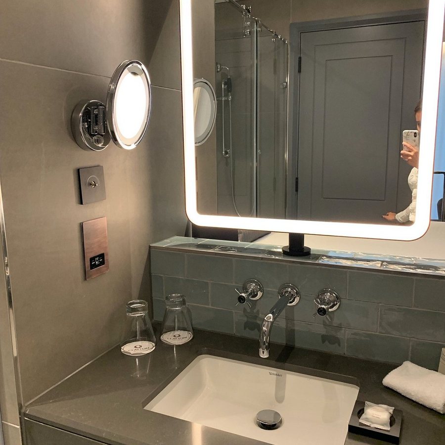 Clayton Hotel City Of London — Bathroom