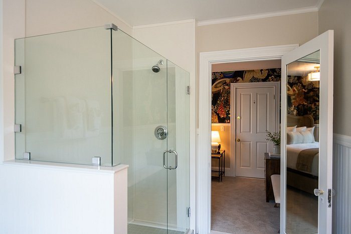 Cleftstone Inn — Bathroom