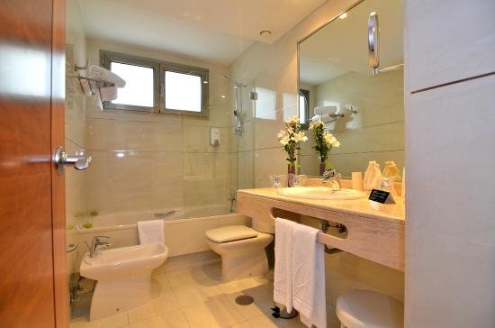 Clement Barajas Hotel — Bathroom