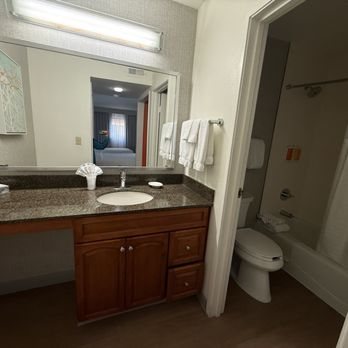 Clementine Hotel Suites Anaheim — Bathroom