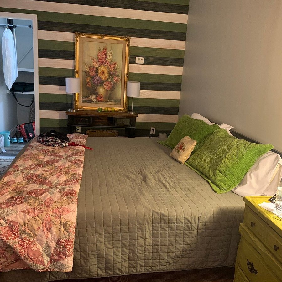 Clermont Bluffs Bed and Breakfast — Guest room