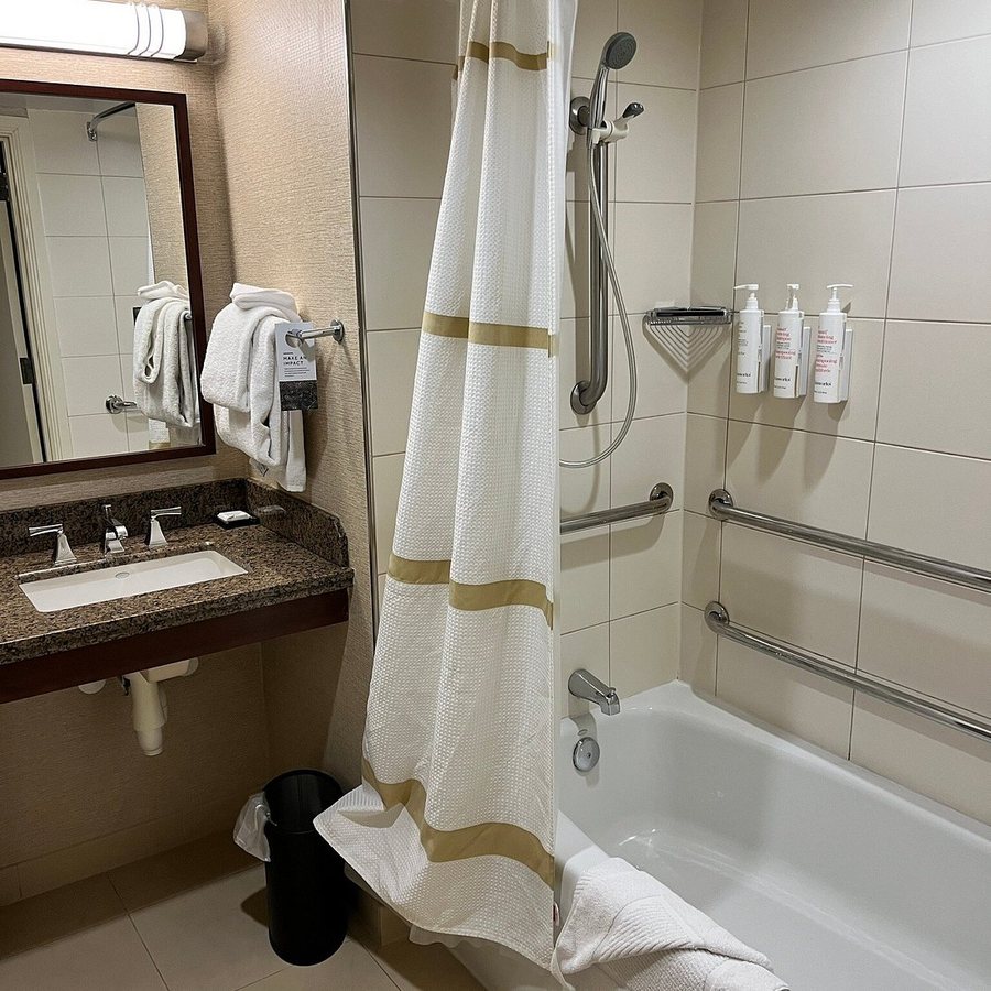 Cleveland Marriott Downtown at Key Tower — Bathroom