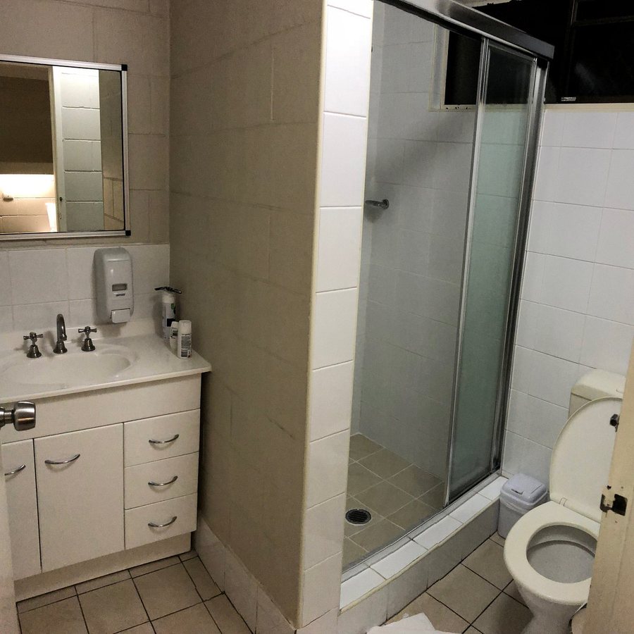 Cleveland Motor Inn — Bathroom