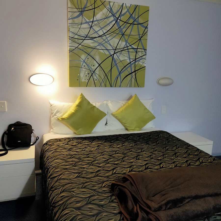 Cleveland Motor Inn — Guest room