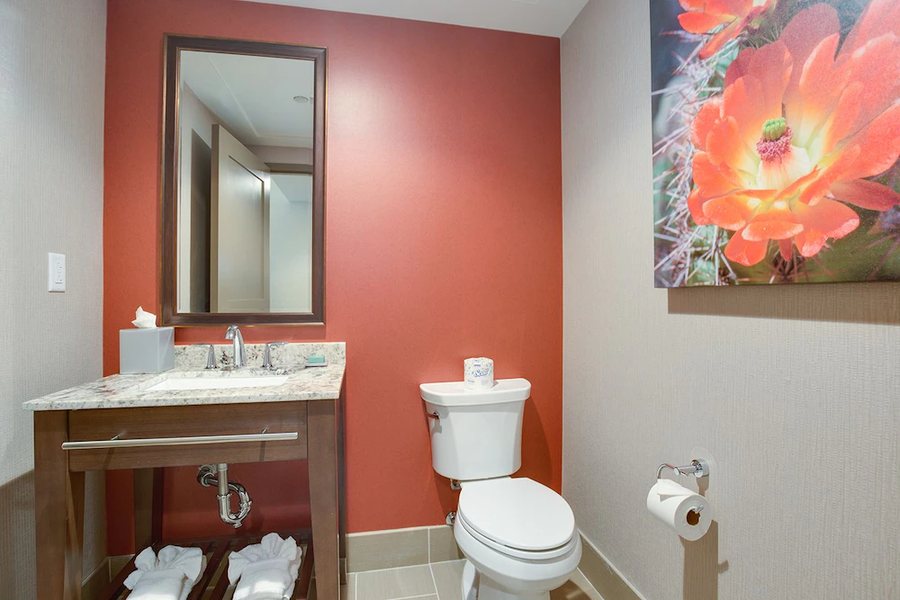 Cliff Castle Casino Hotel — Bathroom