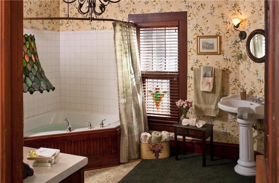 Cliff Cottage Inn — Bathroom