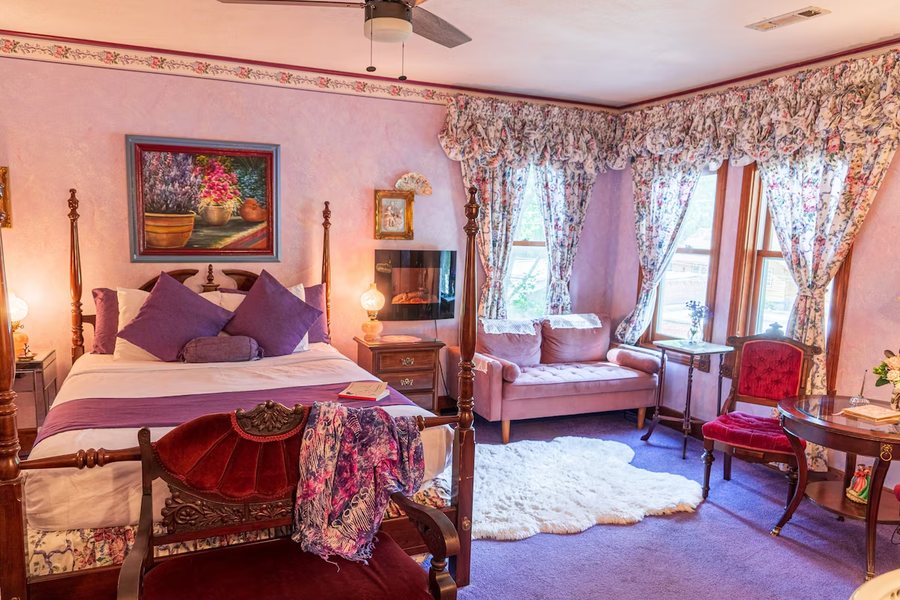 Cliff Cottage Inn — Guest room
