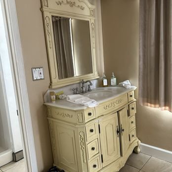 Cliff House Inn on the Ocean Ventura California — Bathroom