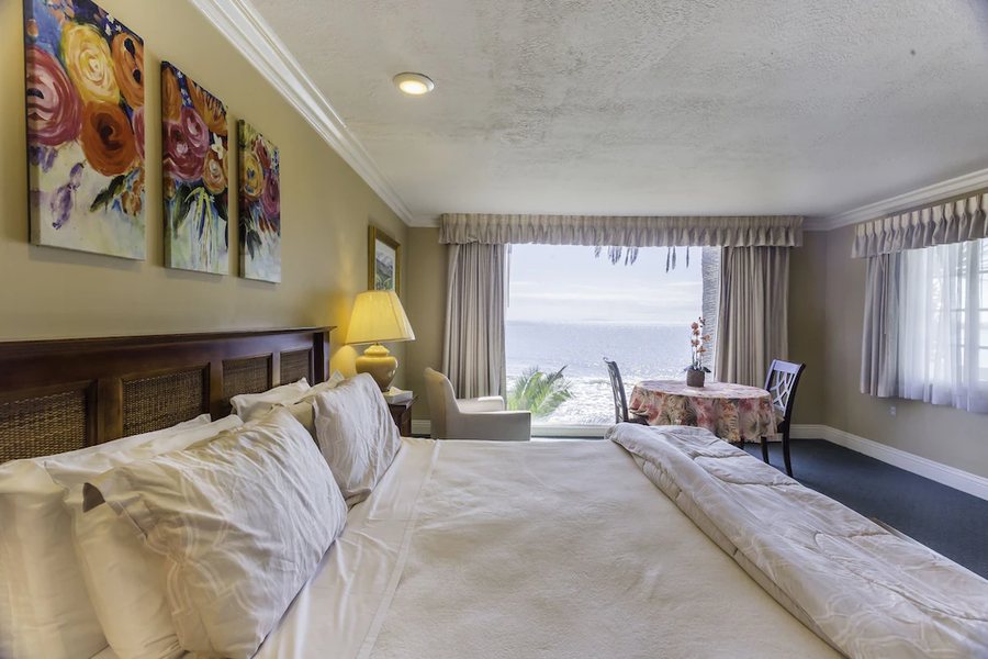Cliff House Inn on the Ocean Ventura California — Guest room