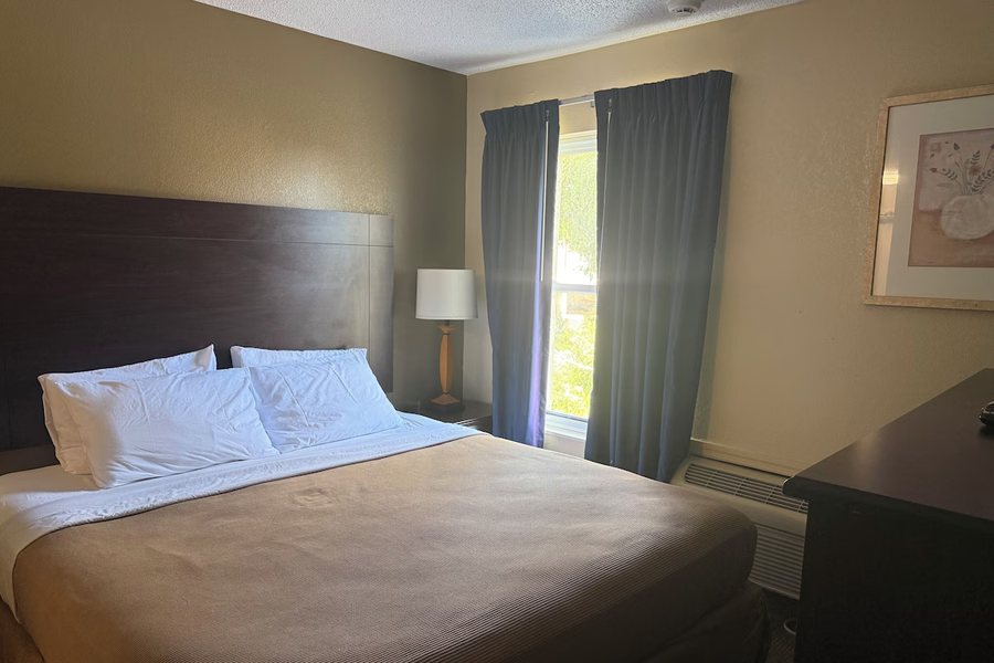 Clinton Inn and Suites — Guest room