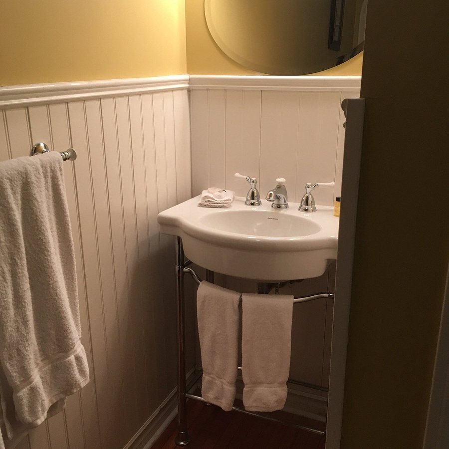 Clocktower Inn Ventura — Bathroom