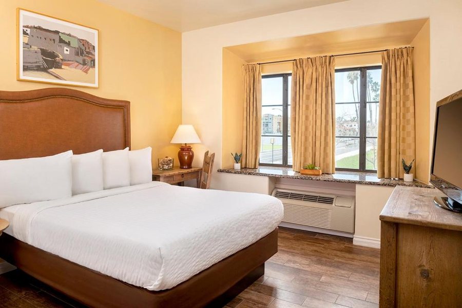 Clocktower Inn Ventura — Guest room